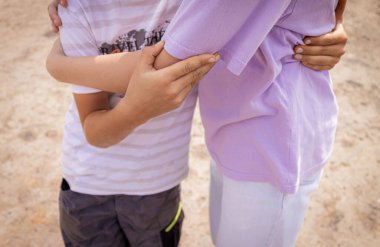 Erkek ve kız kardeş kucaklaşır. Aile içi dostça ilişkiler..