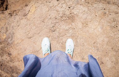 Kadın bacakları yakın plan. Seyahat ve turizm.