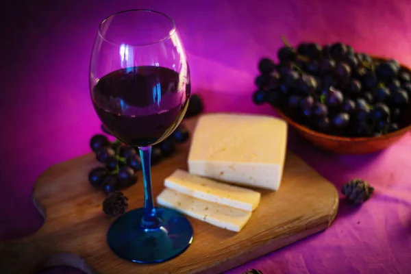 Glass Red Wine Cheese Grapes Close Purple Background — Stock Photo, Image