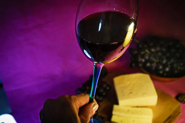 Ein Glas Rotwein Mit Käse Und Trauben Nahaufnahme Auf Violettem — Stockfoto
