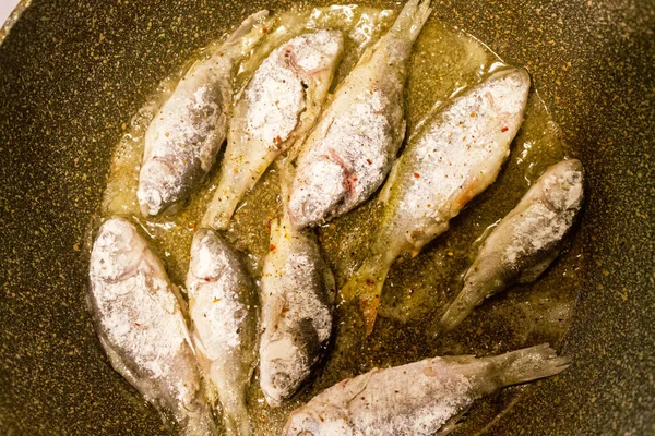 Le poisson de rivière est frit dans une poêle close-up. — Photo