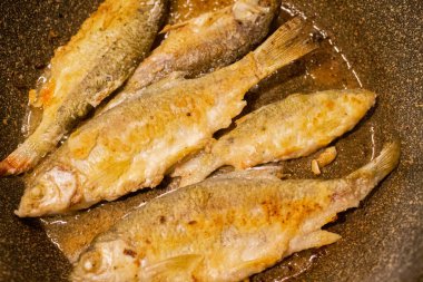 Nehir balığı kızartma tavasında kızarır. Ev yemeği..