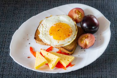 Lezzetli ve sağlıklı bir kahvaltı. Peynirli ve domatesli bir tost makinesinde çırpılmış yumurta..