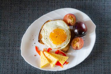 Lezzetli ve sağlıklı bir kahvaltı. Peynirli ve domatesli bir tost makinesinde çırpılmış yumurta..