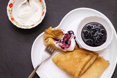 Ekşi krema ve yeşillik soslu lezzetli kedi yavruları..