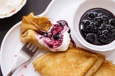 Ekşi krema ve yeşillik soslu lezzetli kedi yavruları..