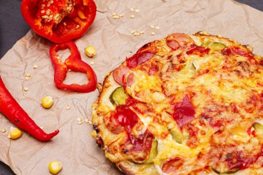 Sosisli, biberli ve peynirli lezzetli pizza..