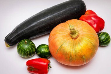 Sebze hasadı beyaz arka planda. Çiftçilik.