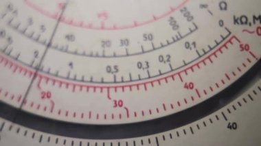 Kapatın. Ölçek ve Ok Ölçeği. Seviye ölçümü. Ohmlar, desibeller, voltlar, amfiler, kapasiteler. Sıralama.