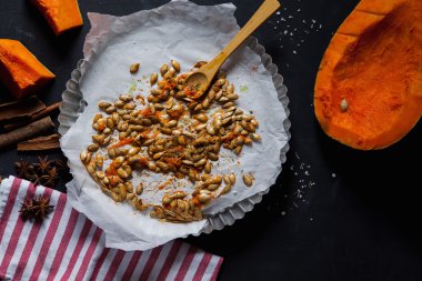 Peçete üzerinde kabak çekirdeği