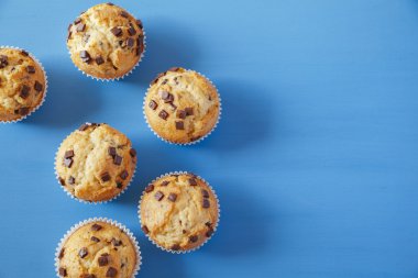 Birkaç taze pişmiş kek