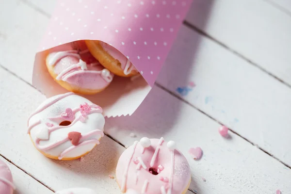 Rosa leckere Donuts — Stockfoto