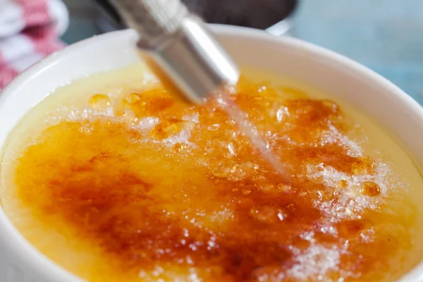 Creme Brulee på bord — Stockfoto