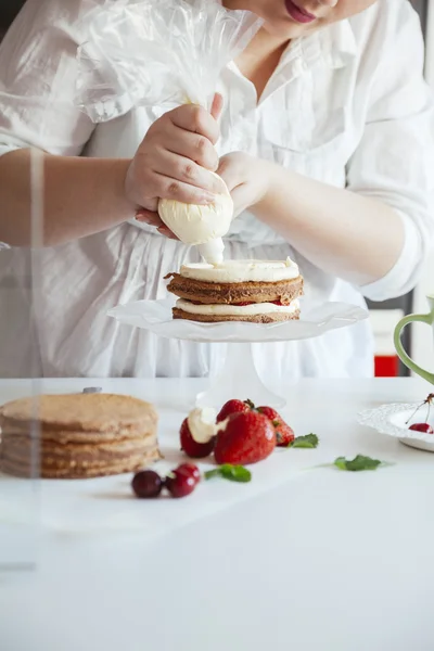 Woman Making The Naked Cake — Stock Photo, Image