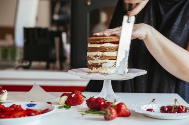 Dikkatle kek krema kadın