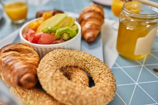 Reggeli Asztalon Croissant Nal Gyümölcsökkel Stock Kép