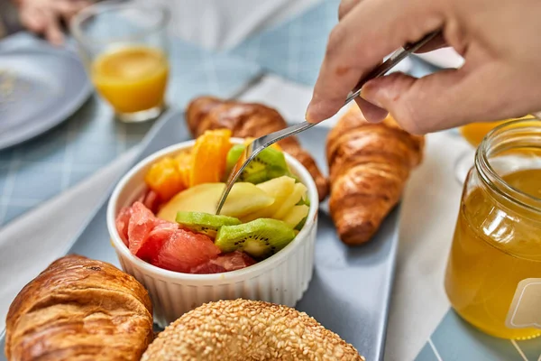 Sarapan Atas Meja Dengan Croissant Dan Buah Buahan Stok Gambar Bebas Royalti