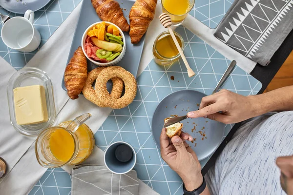 Sarapan Atas Meja Dengan Croissant Dan Buah Buahan Stok Foto