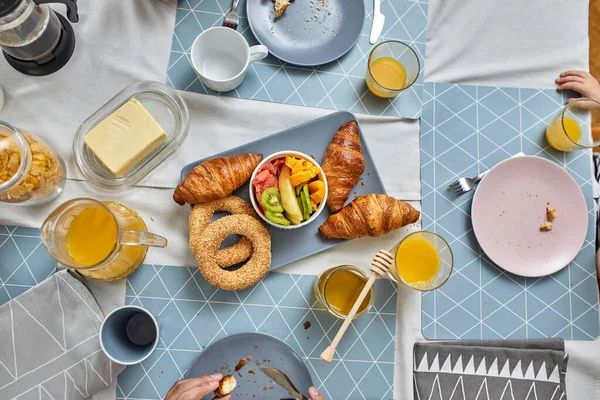 Sarapan Atas Meja Dengan Croissant Dan Buah Buahan Stok Foto Bebas Royalti