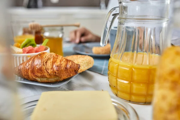 Reggeli Asztalon Croissant Nal Gyümölcsökkel Stock Fotó