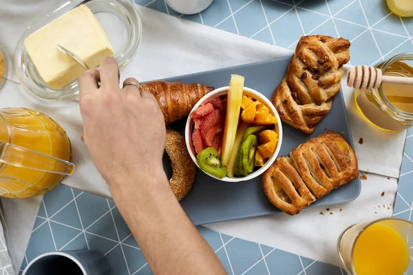 Sarapan Atas Meja Dengan Croissant Dan Buah Buahan Stok Foto Bebas Royalti