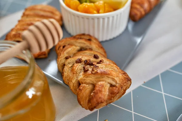 Sarapan Atas Meja Dengan Croissant Dan Buah Buahan Stok Foto Bebas Royalti