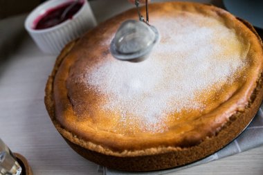 Taze pişmiş klasik New York peynirli keki.