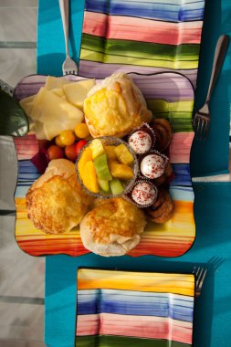 Yemek masası üzerinde sunulan lezzetli kahvaltı