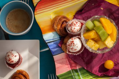 Yemek masası üzerinde sunulan lezzetli kahvaltı