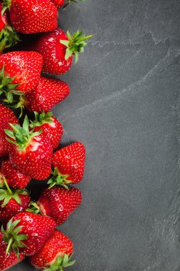 Çilek beyaz tahta üzerinde