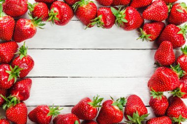 Çilek beyaz tahta üzerinde