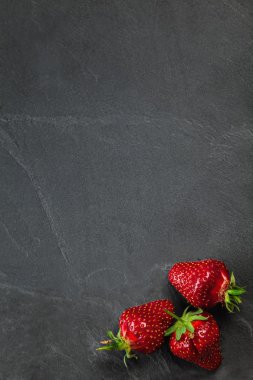 Çilek beyaz tahta üzerinde