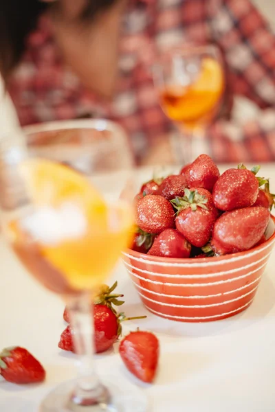 Erdbeeren und Aperol Spritz — Stockfoto