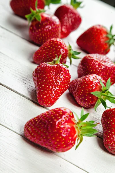Erdbeeren auf weißem Brett — Stockfoto