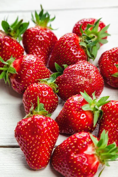 Erdbeeren auf weißem Brett — Stockfoto
