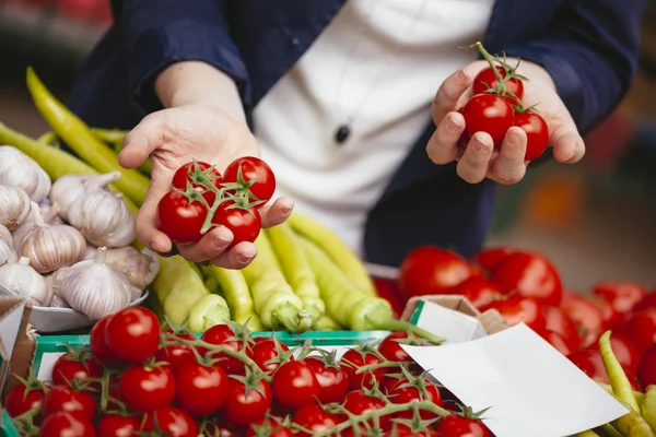 Vrouw aan marktplaats — Stockfoto