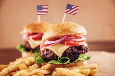 Amerikan peyniri Burger patates kızartması ve kola