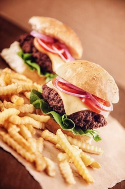 Kıyma peynirli Burger patates kızartması ile