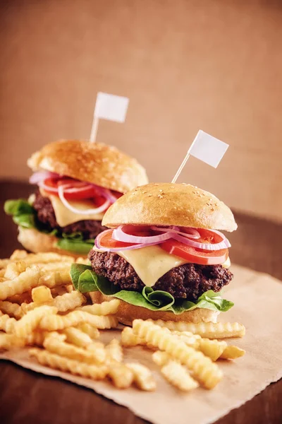 Яловичий фарш сирої гамбургер з французьким картоплею — стокове фото