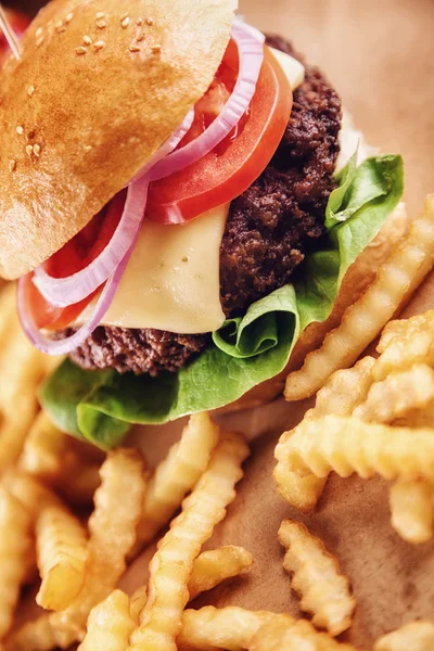 Kıyma peynirli Burger patates kızartması ile