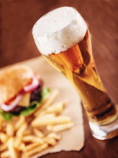 Cerveza y una hamburguesa —  Fotos de Stock