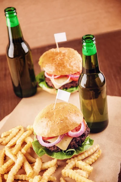 Cerveza y hamburguesas — Foto de Stock