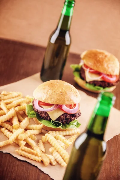 Pivo a hamburgery — Stock fotografie