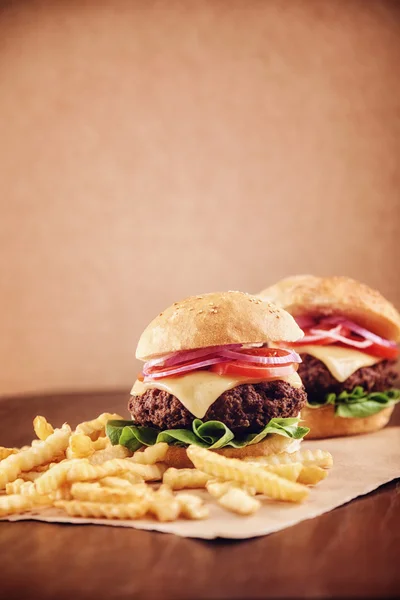 Burger keju dengan kentang goreng. — Stok Foto