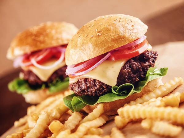 Hackfleisch-Käse-Burger mit Pommes — Stockfoto