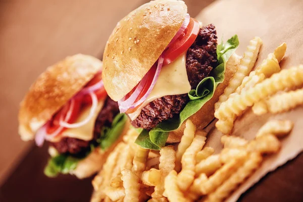 Carne molida Hamburguesa de queso con papas fritas — Foto de Stock