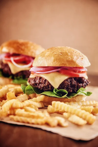 Mleté hovězí maso sýr hamburger s hranolky — Stock fotografie