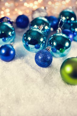 Baubles karlı zemin üzerine çok