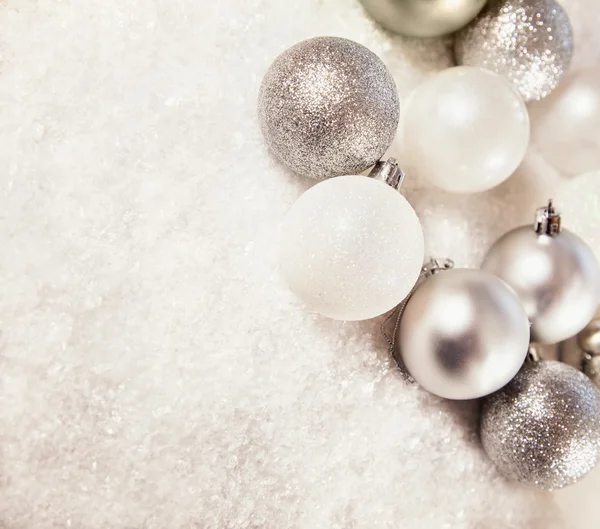 Plata y bolas blancas sobre fondo nevado — Foto de Stock