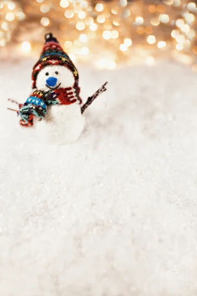 Muñeco de nieve sobre fondo nevado —  Fotos de Stock